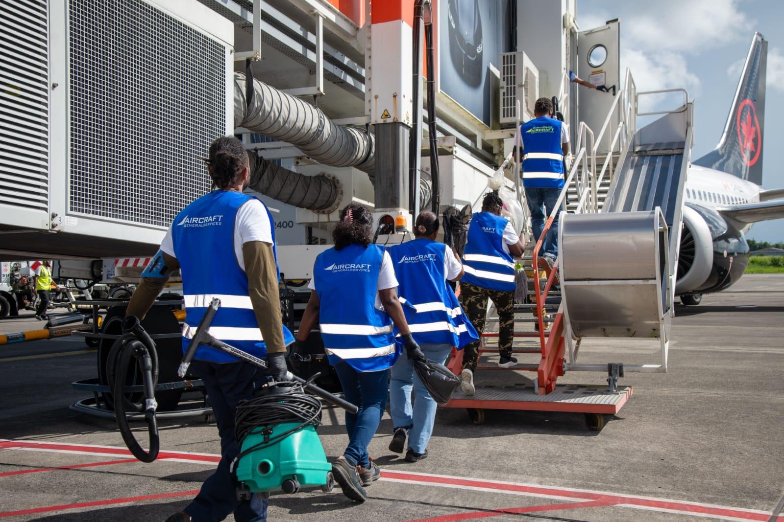 Équipes AIRCRAFT General Services montant à bord d'un avion